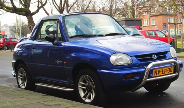 Период на производство: 1996-1998 г.
90-те години са периодът, в който производителите на автомобили поемат рискове, за да експериментират с различни стилове. Suzuki се осмелява да направи пробив и доставя на пазара превозно средство, което е нещо като двуместен SUV роудстър с две врати. За някои моделът се приема като спортно продължение на Suzuki Samurai - достъпен SUV, който днес е популярен сред ентусиастите.
Освен странния външен вид, Suzuki X-90 не разполага с енергичното представяне на Samurai. Оборудван с 1,6-литров четирицилиндров двигател, при 95 к.с. и 98 Hm въртящ момент. Предлага се и като модел със задно задвижване, и със задвижване на четирите колела, както и с избор между четиристепенна автоматична или петстепенна ръчна скоростна кутия.
